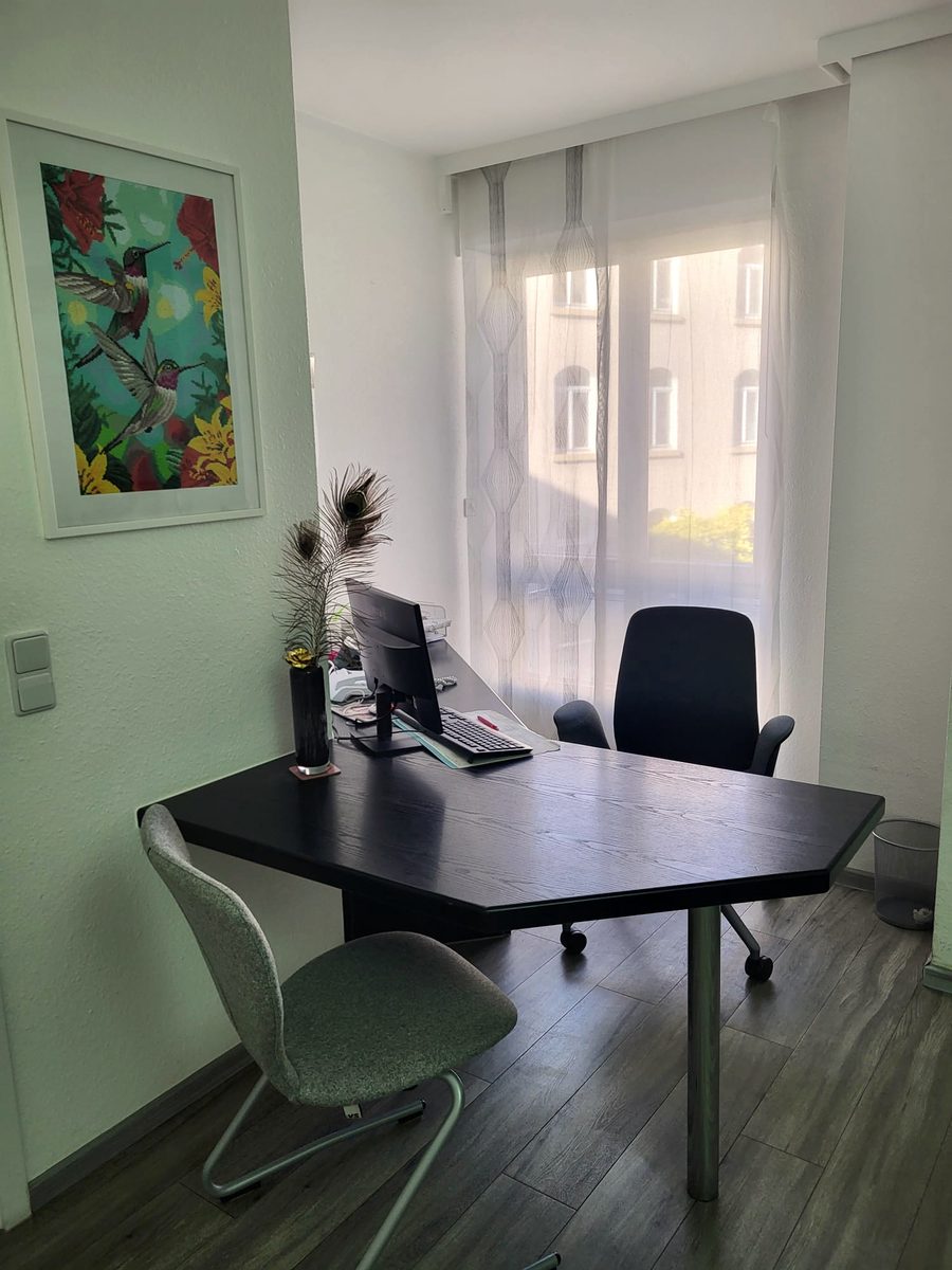 Sprechzimmer mit Schreibtisch